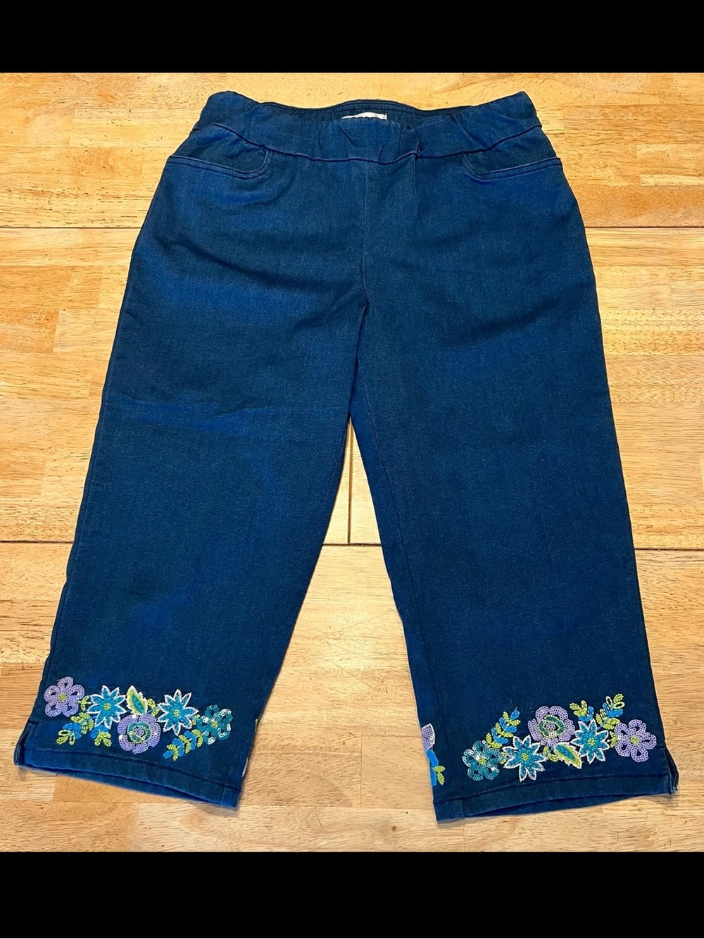 Draper’s & Damon’s Capri Pants with Floral Accents ~ Size: Medium